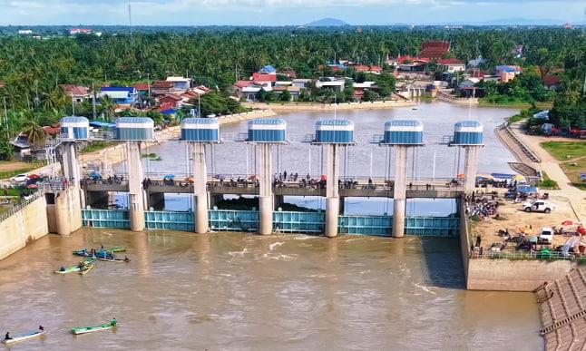 ទំនប់ទឹកសាលាតាអន