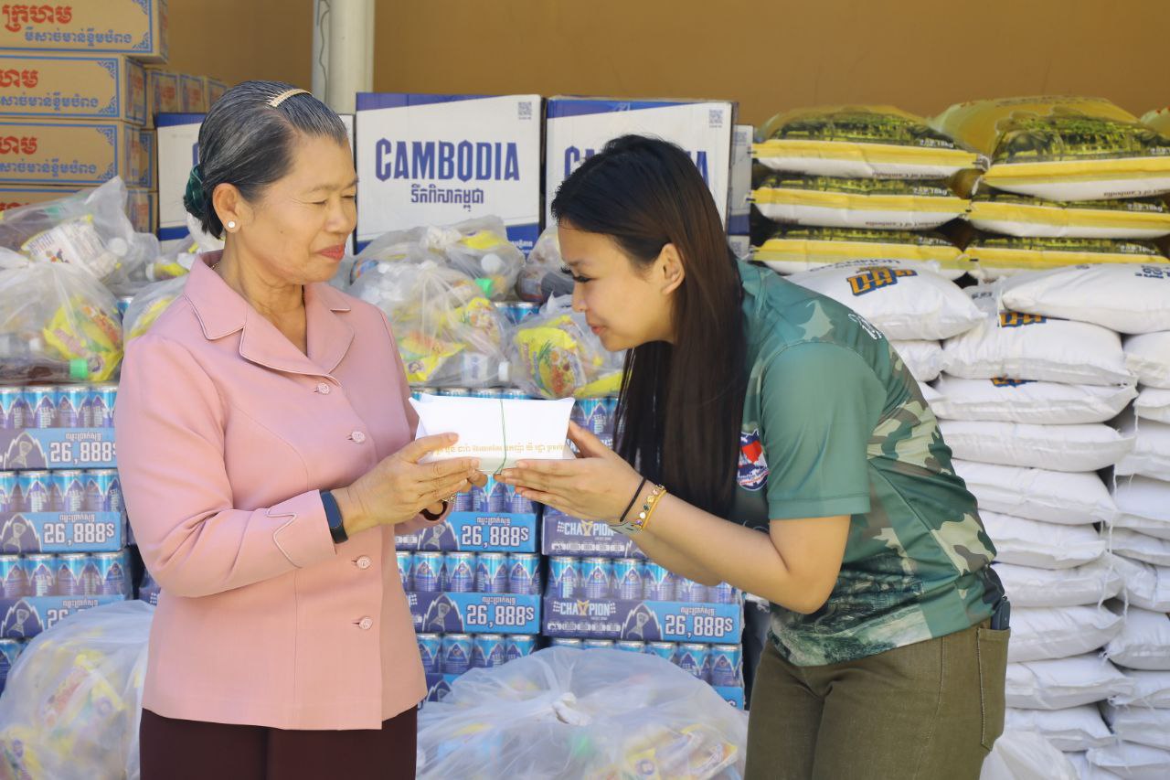 សម្តេច ម៉ែន សំអន ថ្លែងអំណរគុណ អ្នកឧកញ៉ា យី រដ្ឋា និង ឯកឧត្តម ប៊ុន តារា ចូលរួមចំណែកជួយជាស្បៀងដល់សមរភូមិជួរមុខ