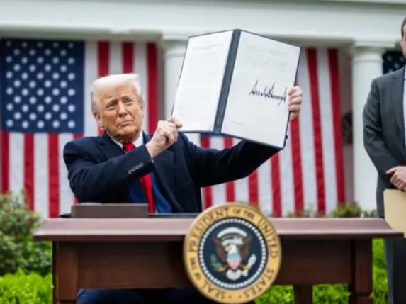 ប្រធានាធិបតីអាមេរិក Donald Trump ចុះហត្ថលេខា សម្រេចយកពន្ធគយបដិការលើទំនិញកម្ពុជា ៣៦ភាគរយ ដោយអនុវត្តចាប់ពីថ្ងៃទី១ សីហា ២០២៥ តទៅ