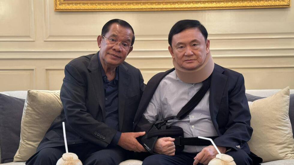 “ថៃលើកដុំថ្មទម្លាក់លើជើងខ្លួនឯង”