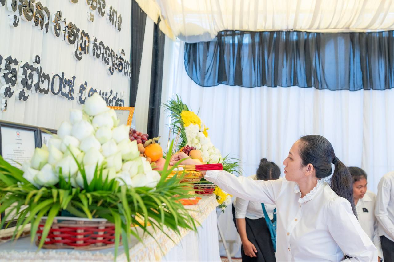 លោកជំទាវបណ្ឌិត ពេជ ចន្ទមុន្នី ផ្តល់កិត្តិយសចូលរួមពិធីបុណ្យសព និងគោរពវិញ្ញាណក្ខន្ធរបស់វីរកងទ័ពពលី នៅខេត្តកំពង់ស្ពឺ