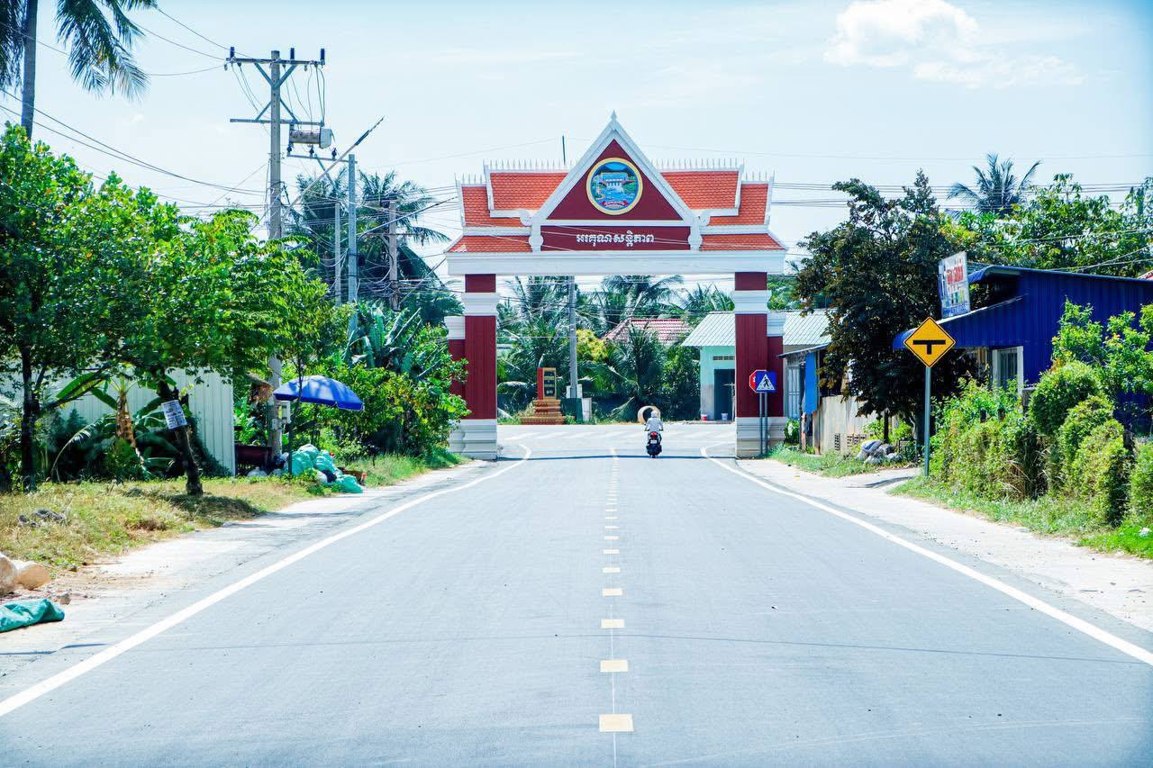 ការសាងសង់ខ្លោងទ្វារ ចាក់បេតុង អ៊ុតកៅស៊ូ ព្រមទាំងគូសគំនូសផ្លូវចូលសាលាស្រុកទឹកឈូរត្រូវបានបញ្ចប់រួចរាល់។