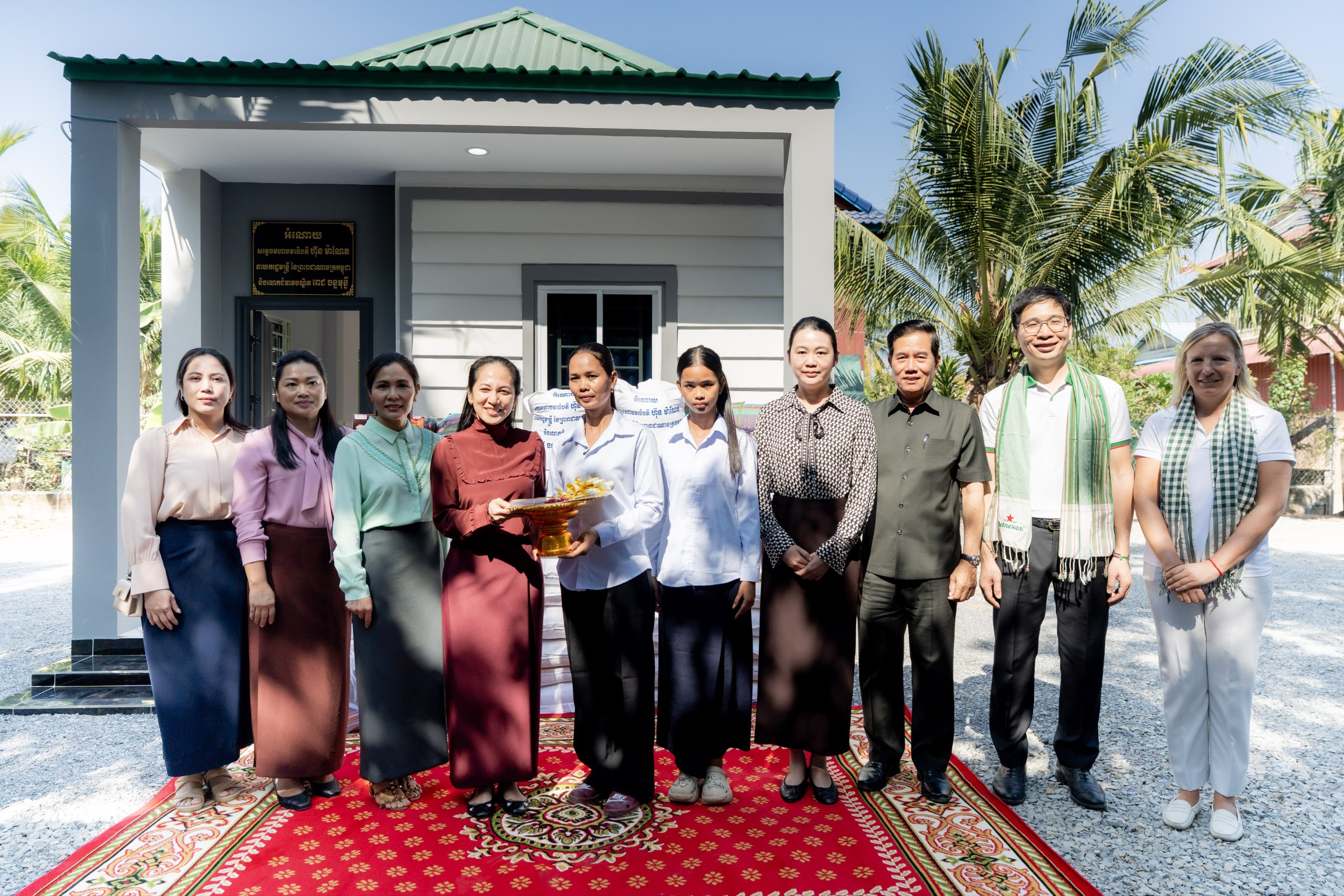 លោកជំទាវបណ្ឌិត ពេជ ចន្ទមុន្នី ហ៊ុនម៉ាណែត អញ្ជើញប្រគល់ផ្ទះថ្មី ជូនគ្រួសារវីរកងទ័ព និងវីរនគរបាលជាតិ