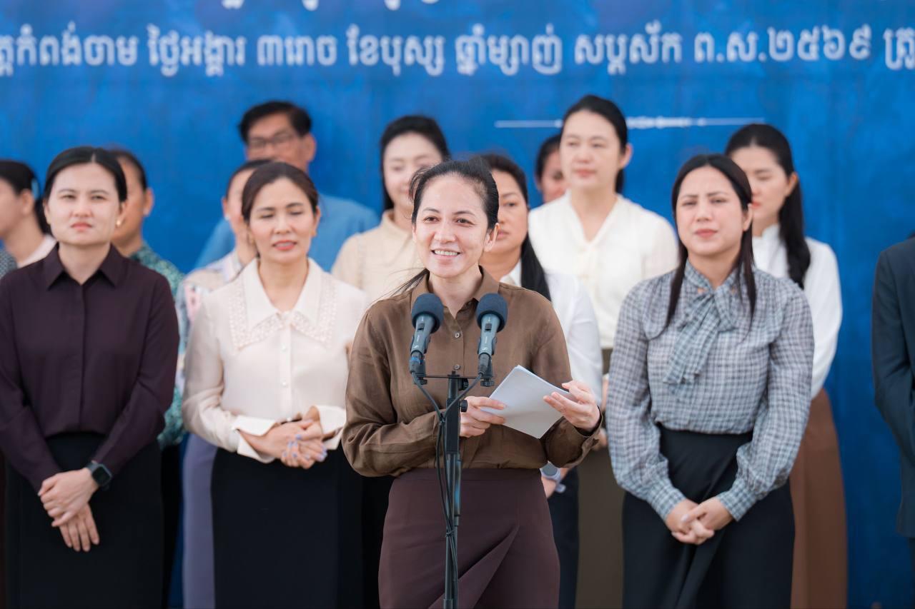 លោកជំទាវបណ្ឌិត ពេជ ចន្ទមុន្នី ហ៊ុនម៉ាណែត ចុះសំណេះសំណាល និងចែកអំណោយជូនគ្រួសារវីរកងទ័ពជួរមុខ