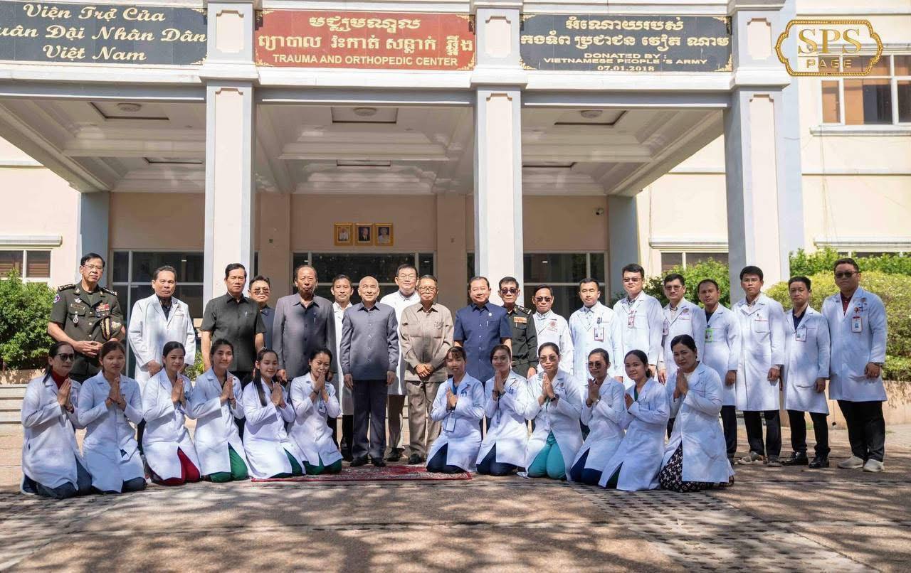 ព្រះករុណាជាអម្ចាស់ជីវិតលើត្បូង ព្រះអង្គសព្វព្រះរាជហឫទ័យ យាងសួរសុខទុក្ខវីរកងទ័ពសមរភូមិជួរមុខ ដែលកំពុងសម្រាកព្យាបាលនៅមន្ទីរពេទ្យព្រះកេតុមាលា