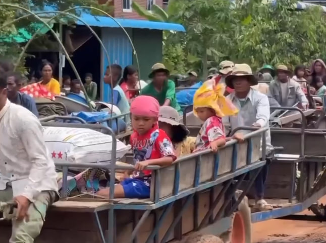 ប្រជាពលរដ្ឋខ្មែរដែលរស់នៅភូមិត្រពាំងម្អមសែនជ័យ ឃុំបន្សាយរាក់ ក្រុងសំរោង ខេត្តឧត្តរមានជ័យ ត្រូវបានជម្លៀសចេញពីតំបន់ជម្លោះ មកកាន់ទីសុវត្ថិភាព
