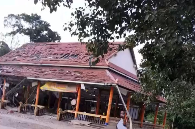 នៅម៉ោង ៥៖៣០ នាទីល្ងាចនេះ កងទ័ពឈ្លានពានថៃ បានប្រើប្រាស់យន្តហោះ F-16 ចំនួនមួយគ្រឿងទម្លាក់គ្រាប់បែក