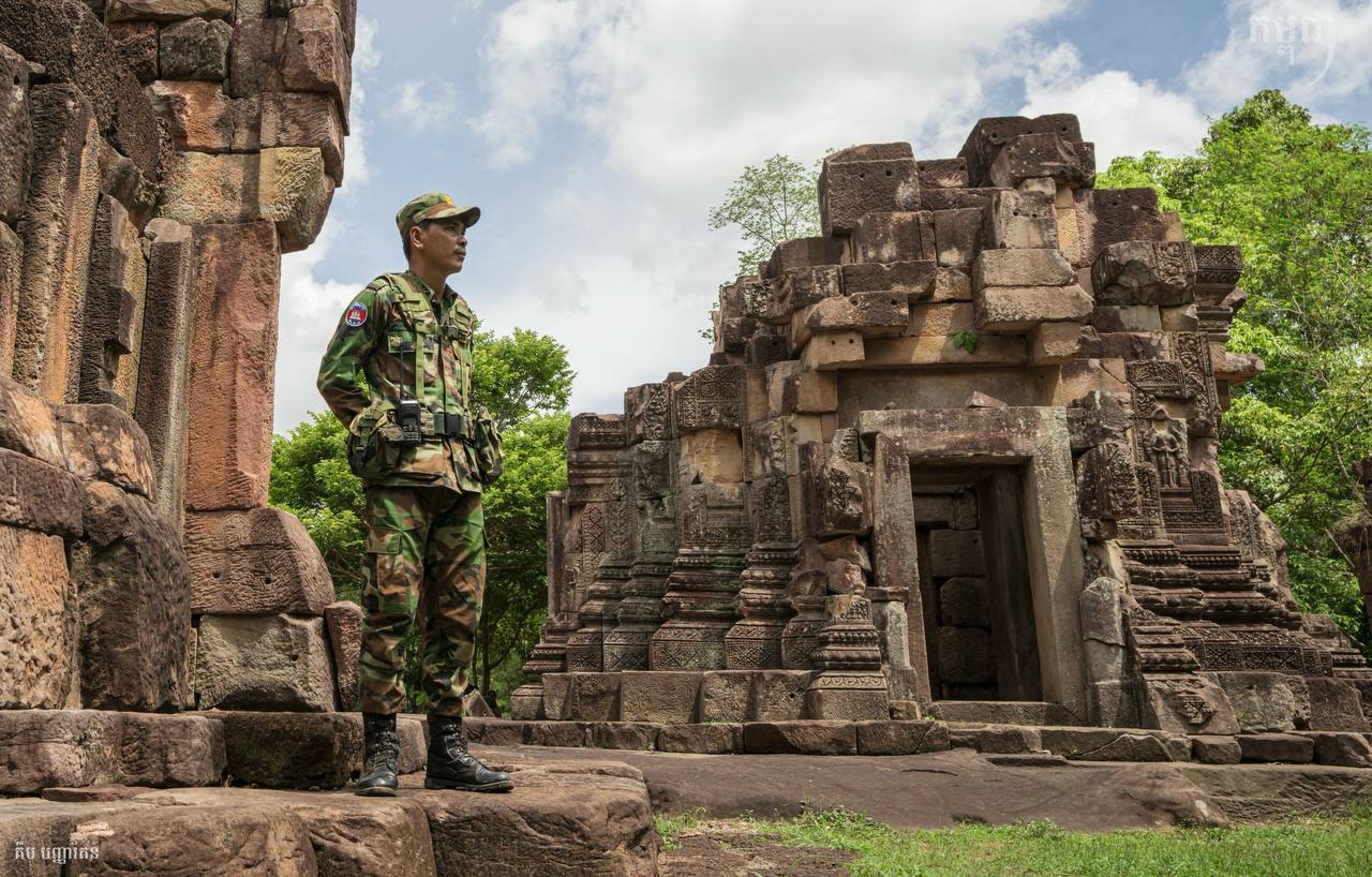 ប្រាសាទតាមាន់ធំ កសាងនៅក្នុងរជ្ជកាលព្រះបាទសូរ្យវម៌្មទី១ (១០០២-១០៥០) និងព្រះបាទឧទ័យទិត្យវម៌្មទី២ (១០៥០-១០៦៦) រចនាបថឃ្លាំង និងបាពួន ឧទ្ទិសថ្វាយដល់ព្រះសិវៈ