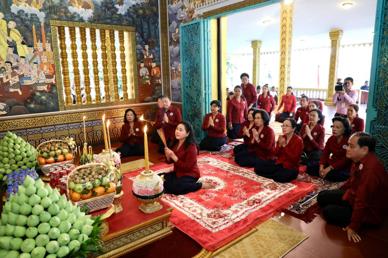 សម្តេចកិត្តិព្រឹទ្ធបណ្ឌិត ប៊ុន រ៉ានី ហ៊ុនសែន អញ្ជើញបួងសួងសុំ សេចក្តីសុខនៅទីសក្ការៈព្រះអង្គចេកព្រះអង្គចម និងរូបសំណាក លោកយាយ ទេព