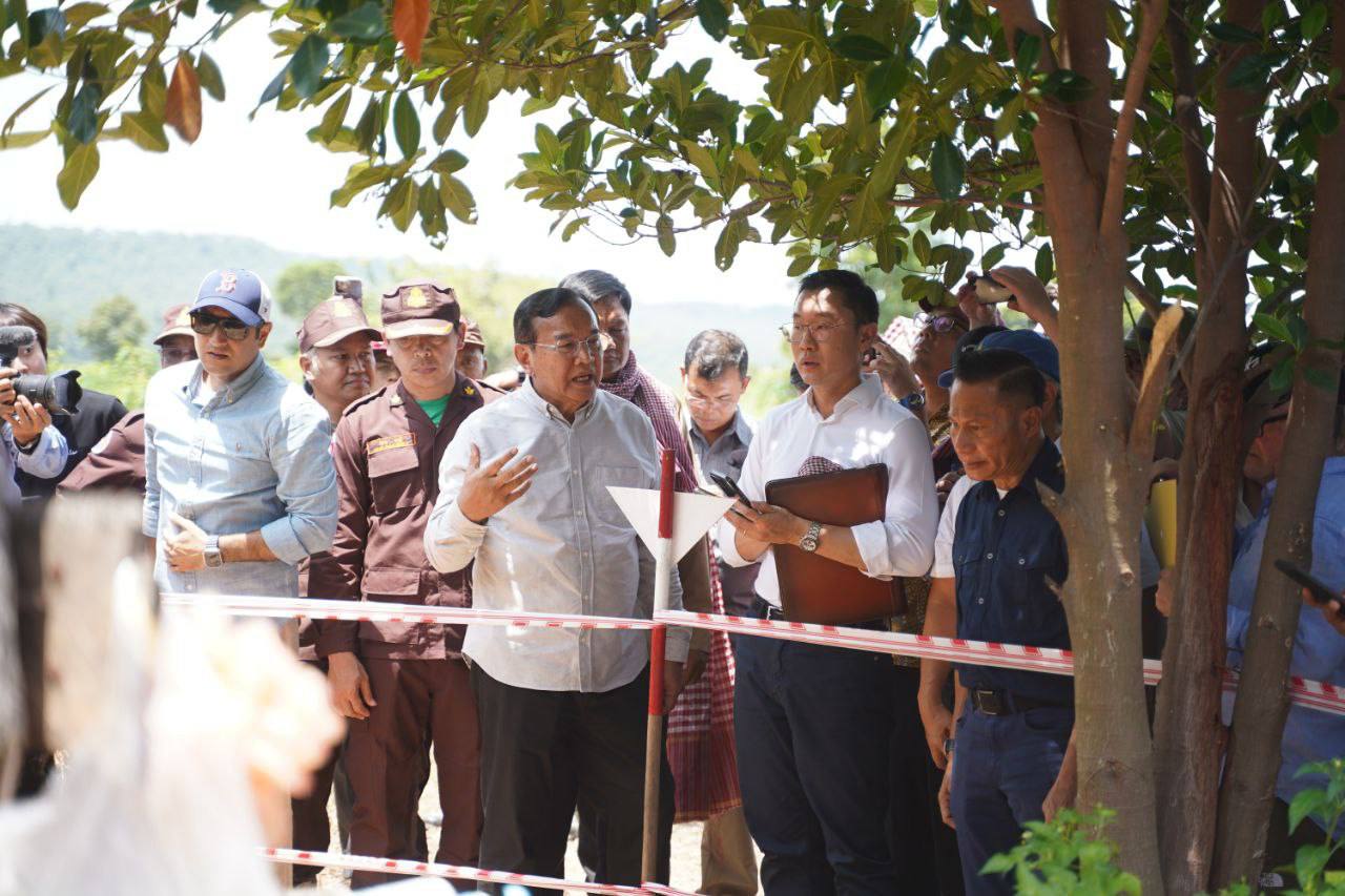 Foreign Minister Prak Sokhonn is leading a delegation of foreign envoys to witness the damage caused by Thai’s bombing in Banteay Ampil district, Oddar Meanchey province.