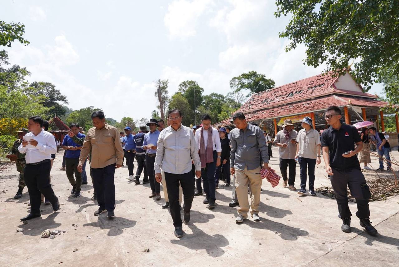 ប្រមុខការទូតកម្ពុជា បាននាំមន្រ្តីទូតទាំងអស់ ចុះពិនិត្យមើលទីតាំងស៊ីវិល ដែលទទួលការវាយប្រហារពីភាគីថៃ រួមមាន៖