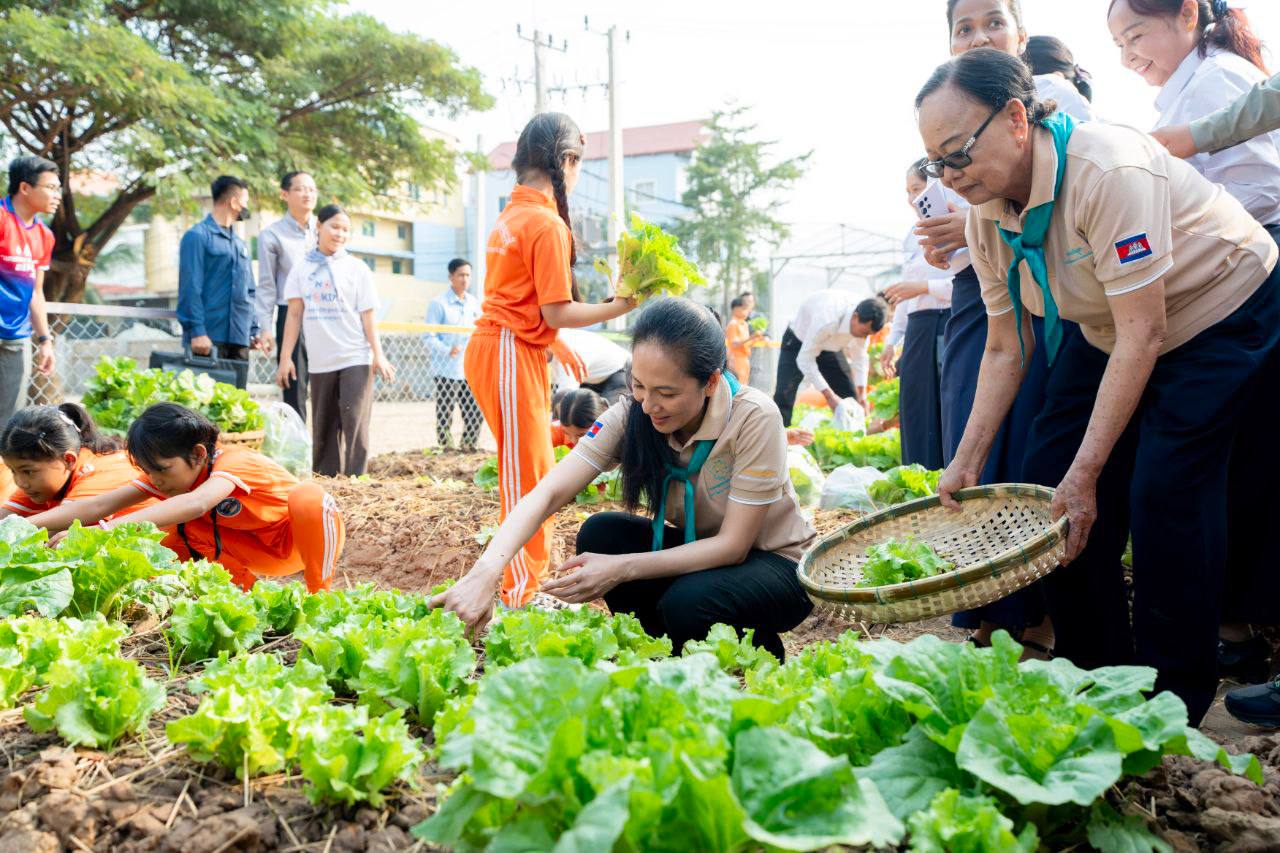 លោកជំទាវបណ្ឌិត ពេជ ចន្ទមុន្នី ហ៊ុនម៉ាណែត អញ្ជើញប្រមូលកសិផលដែលកើតចេញពីចលនា “យើងរួមគ្នាដើម្បីជាតិ” នៅសាលាបឋមសិក្សាភ្នំពេញថ្មី ខណ្ឌសែនសុខ រាជធានីភ្នំពេញ