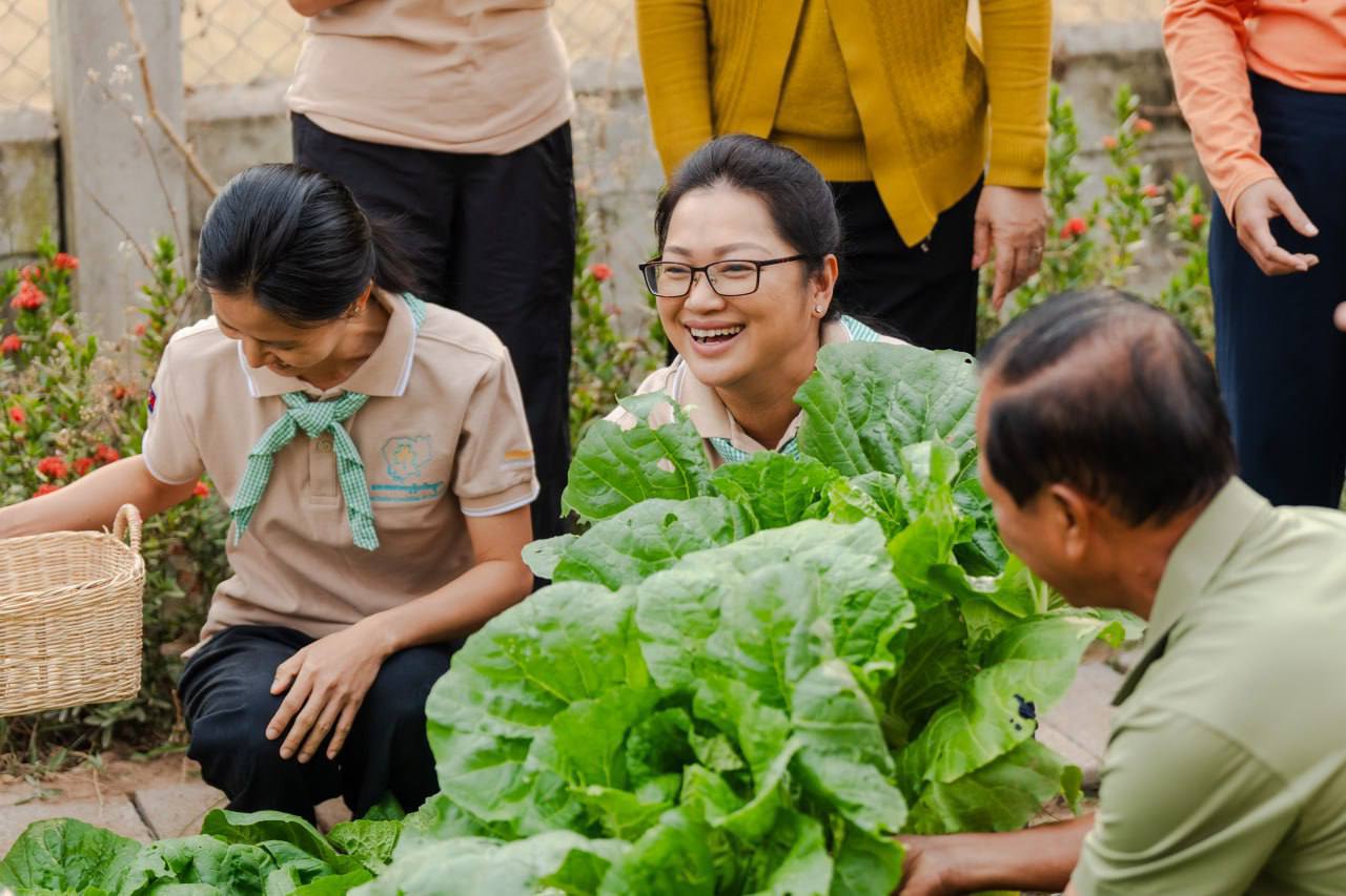 បន្លែរបស់សិស្សានុសិស្សនៃវិទ្យាល័យ អង្គរជ័យ វិទ្យាល័យ ទូកមាស វិទ្យាល័យ នរោត្តម រណឬទ្ធិ និងសាលាបឋមសិក្សា រស្មីខេមរៈ សំរាប់ជូនជនភៀសសឹក និងវីរៈកងទ័ព