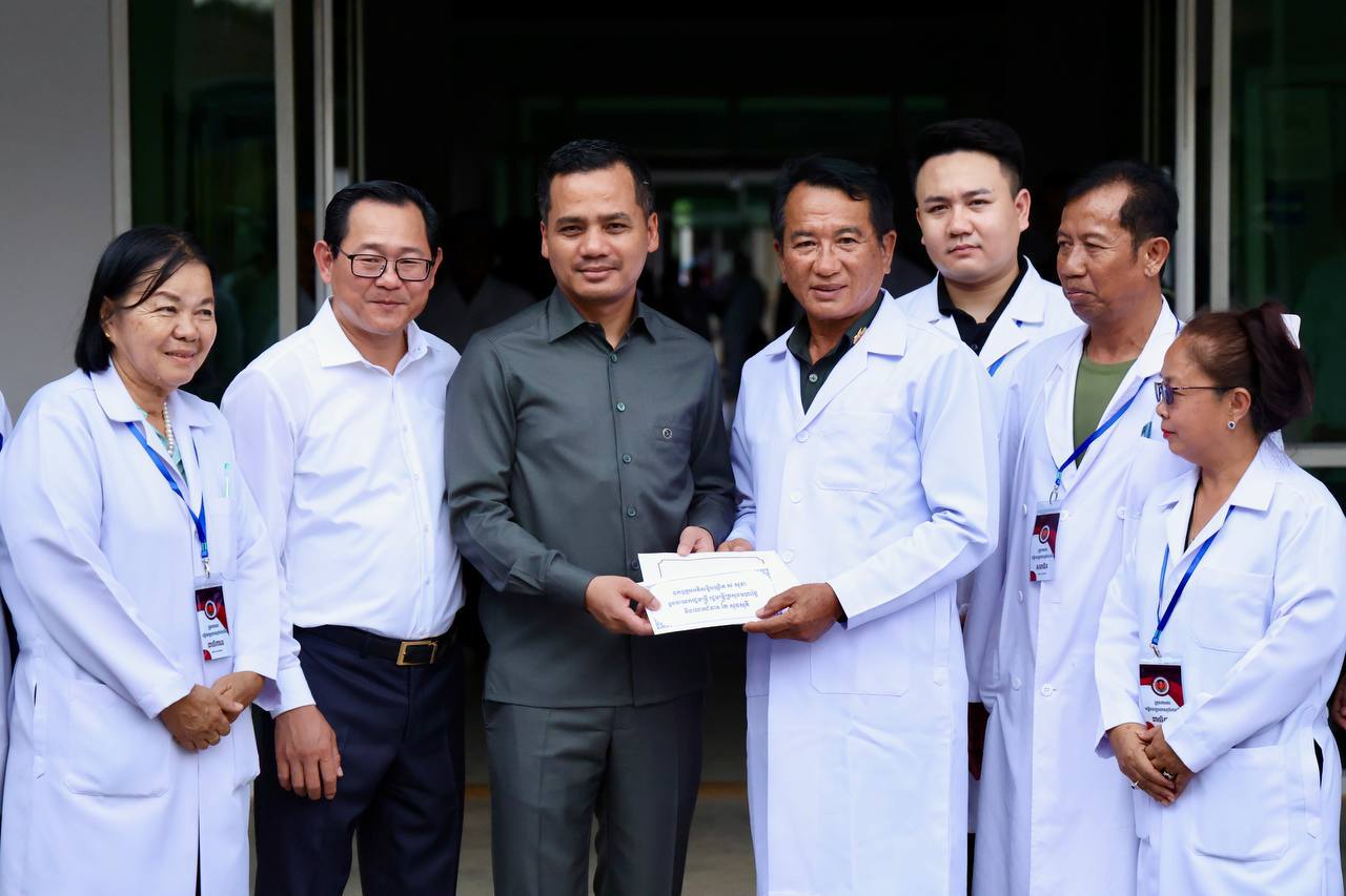 ឧបនាយករដ្ឋមន្ត្រី ២រូប ជួបសួរសុទុក្ខ និងផ្ដល់កម្លាំងចិត្តជូនវីរយុទ្ធជន កំពុងសម្រាកព្យាបាល នៅមន្ទីរពេទ្យយោធភូមិភាគទី៥