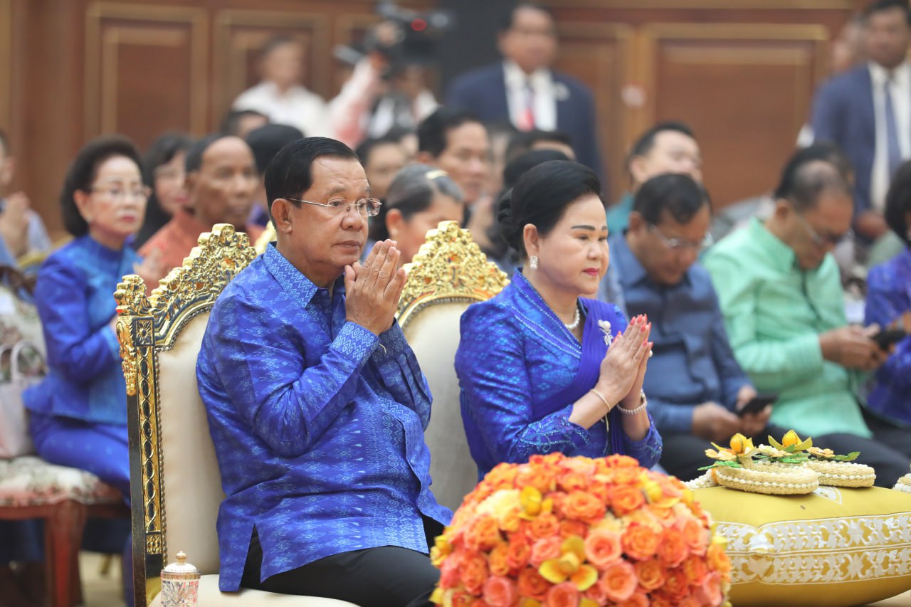 សម្ដេចតេជោ ហ៊ុន សែន និងសម្តេចកិត្តិព្រឹទ្ធបណ្ឌិត ប៊ុន រ៉ានី ហ៊ុនសែន អញ្ជើញក្នុងពិធីចម្រើនព្រះបរិត្តឡើងអគារវិមានសាមគ្គីភាព (អគារថ្មីព្រឹទ្ធសភា)