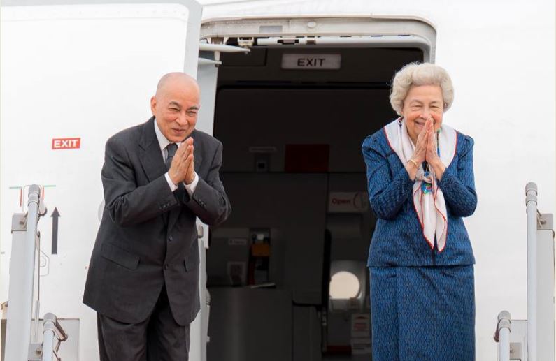 ព្រះមហាក្សត្រ និងសម្តេចព្រះមហាក្សត្រី ស្តេចយាងទៅកាន់ទីក្រុងប៉េកាំងដើម្បីពិនិត្យព្រះរាជសុខភាព