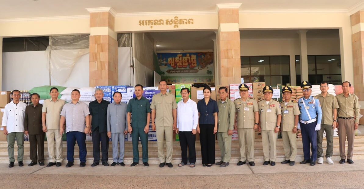រដ្ឋមន្រ្តីក្រសួងមហាផ្ទៃនាំយកអំណោយសង្គ្រោះបន្ទាន់សម្រាប់ចែកជូនពលរដ្ឋភៀសសឹកនៅខេត្តសៀមរាប