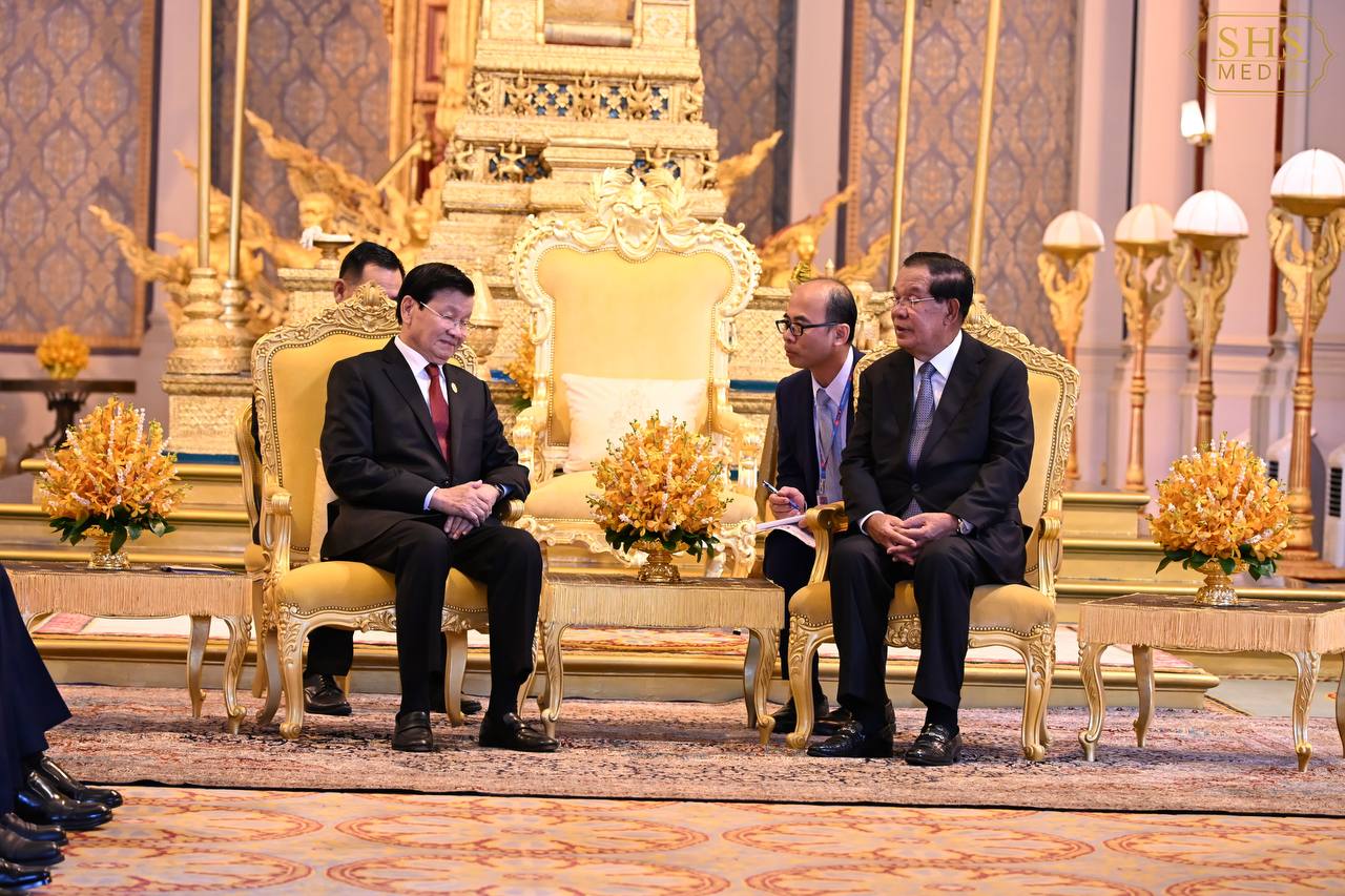 សម្ដេចតេជោ ហ៊ុន សែន អញ្ជើញជាព្រះរាជតំណាងដ៏ខ្ពង់ខ្ពស់ព្រះមហាក្សត្រ ទទួលបដិសណ្ឋារកិច្ចស្វាគមន៍អគ្គលេខាធិការបក្សប្រជាជនបដិវត្តន៍ឡាវ និងជាប្រធានរដ្ឋឡាវ