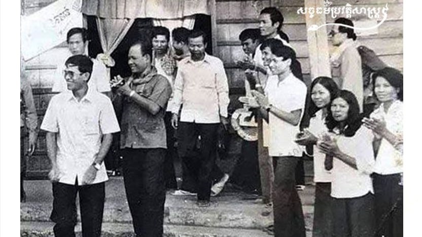 សម្តេចតេជោ ហ៊ុន សែន បានអញ្ជើញពិនិត្យស្ថានភាពនេសាទ ការទិញស្រូវ និងការចែកចាយទំនិញដល់ប្រជាពលរដ្ឋ។ ពិសេស សម្តេច ក៏បានសម្រេចផលិតចានជ័រកៅស៊ូចំនួន ២ លានចាន តាមរយៈសិប្បកម្មផលិតឥដ្ឋក្បឿង ដែលមានទីតាំងនៅស្រុកកំពង់លែងផងដែរនៅ ខែធ្នូ ឆ្នាំ១៩៨៥