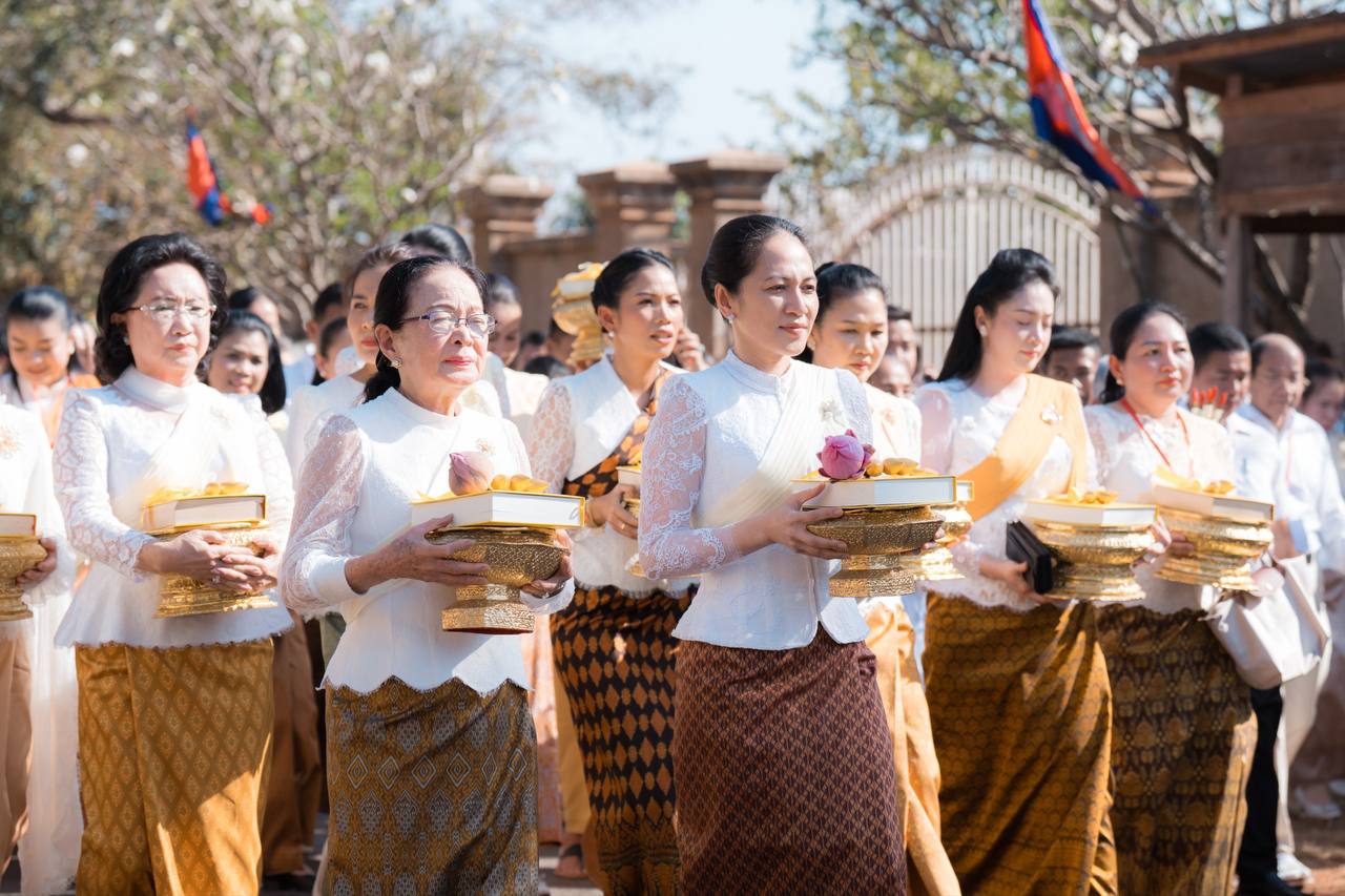 លោកជំទាវបណ្ឌិត ពេជ ចន្ទមុន្នី ហ៊ុនម៉ាណែត អញ្ជើញចូលរួមដង្ហែគម្ពីរព្រះត្រៃបិដក នៅភ្នំព្រះរាជទ្រព្យ