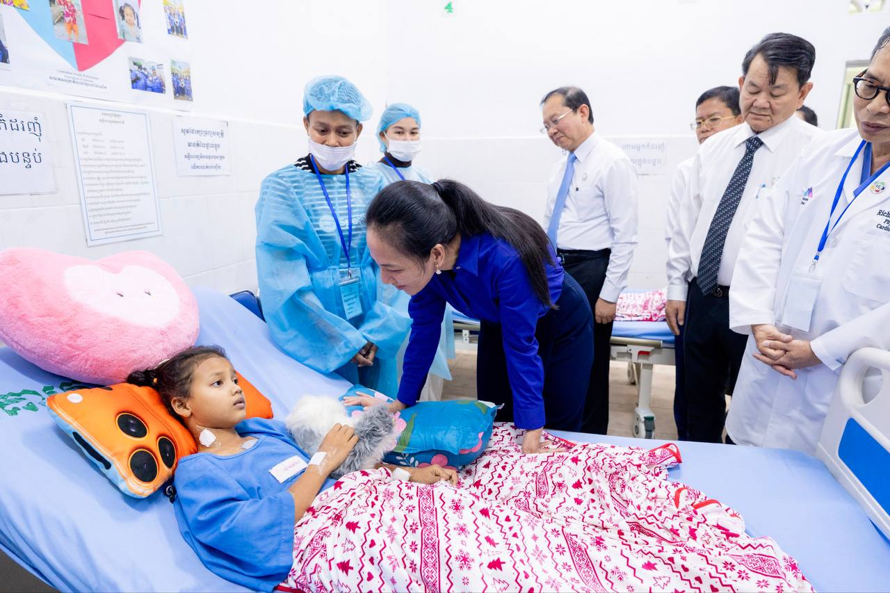 លោកជំទាវបណ្ឌិត ពេជ ចន្ទមុន្នី ហ៊ុនម៉ាណែត អញ្ជើញពិនិត្យវឌ្ឍនភាពគម្រោងវះកាត់បេះដូងកុមារ នៅមន្ទីរពេទ្យកុមារជាតិ