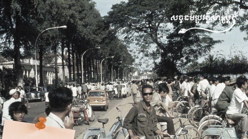 រូបភាពមួយសន្លឹកនេះបង្ហាញពីការដើរលេង ថ្ងៃបុណ្យចូលឆ្នាំថ្មីនៃប្រពៃណីជាតិខ្មែរ នៅម្តុំមាត់ទន្លេចតុមុខ មុខព្រះបរមរាជវាំង។ ទឹកមុខពោរពេញដោយក្តីកង្វល់ ព្រោះដឹងថា ពួកខ្មែរក្រហមវាយចូលជិតដល់ភ្នំពេញហើយ កងទ័ពសាធារណរដ្ឋ របស់ លន់ នល់ បានបរាជ័យគ្រប់សមរភូមិ រួមទាំងភ្នំពេញផងដែរ។