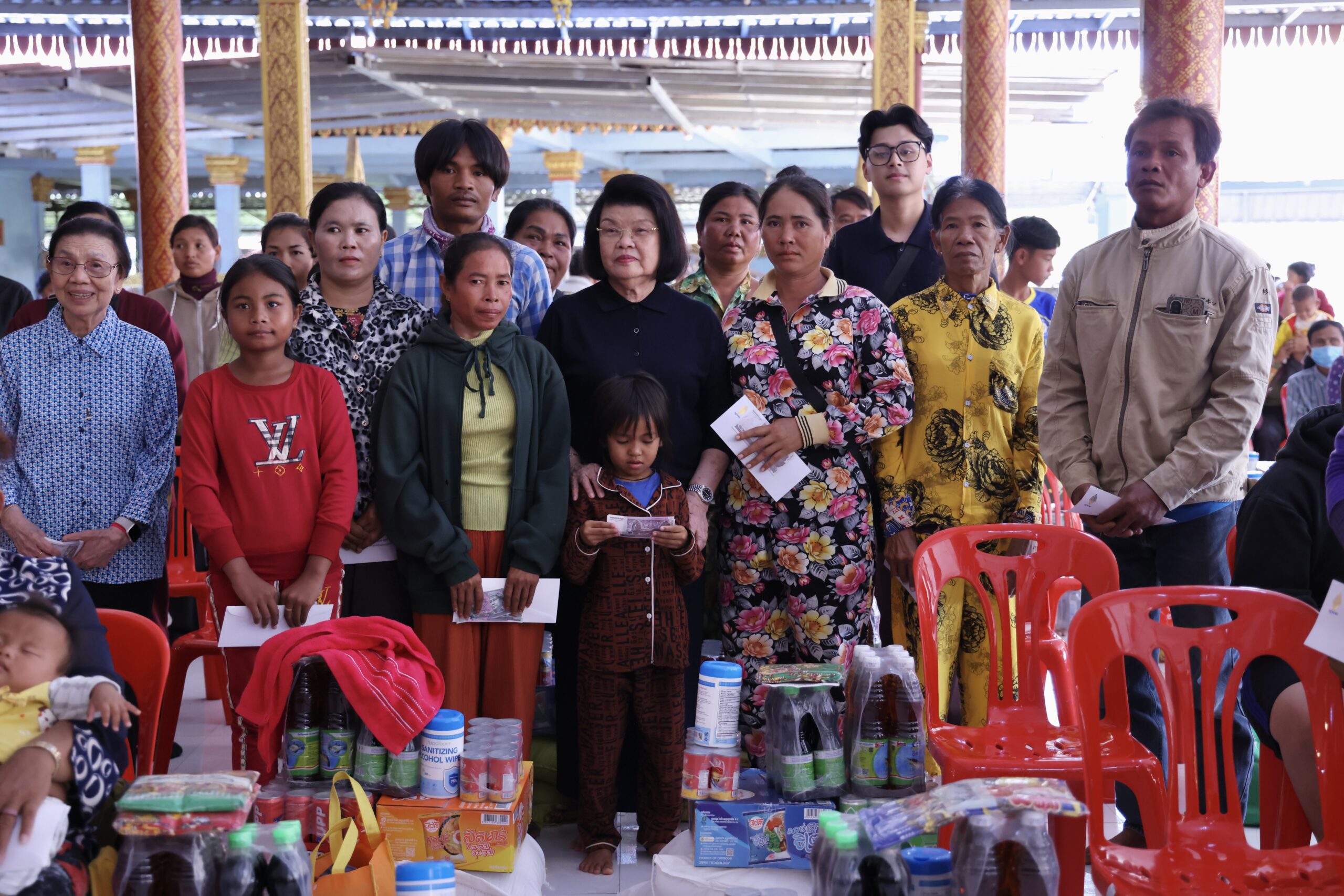 សម្តេចប្រធានរដ្ឋសភាចុះសួរសុខទុក្ខ និងផ្តល់អំណោយដល់ជនភៀសសឹក ក្នុងទិវាអន្តរជាតិនារី