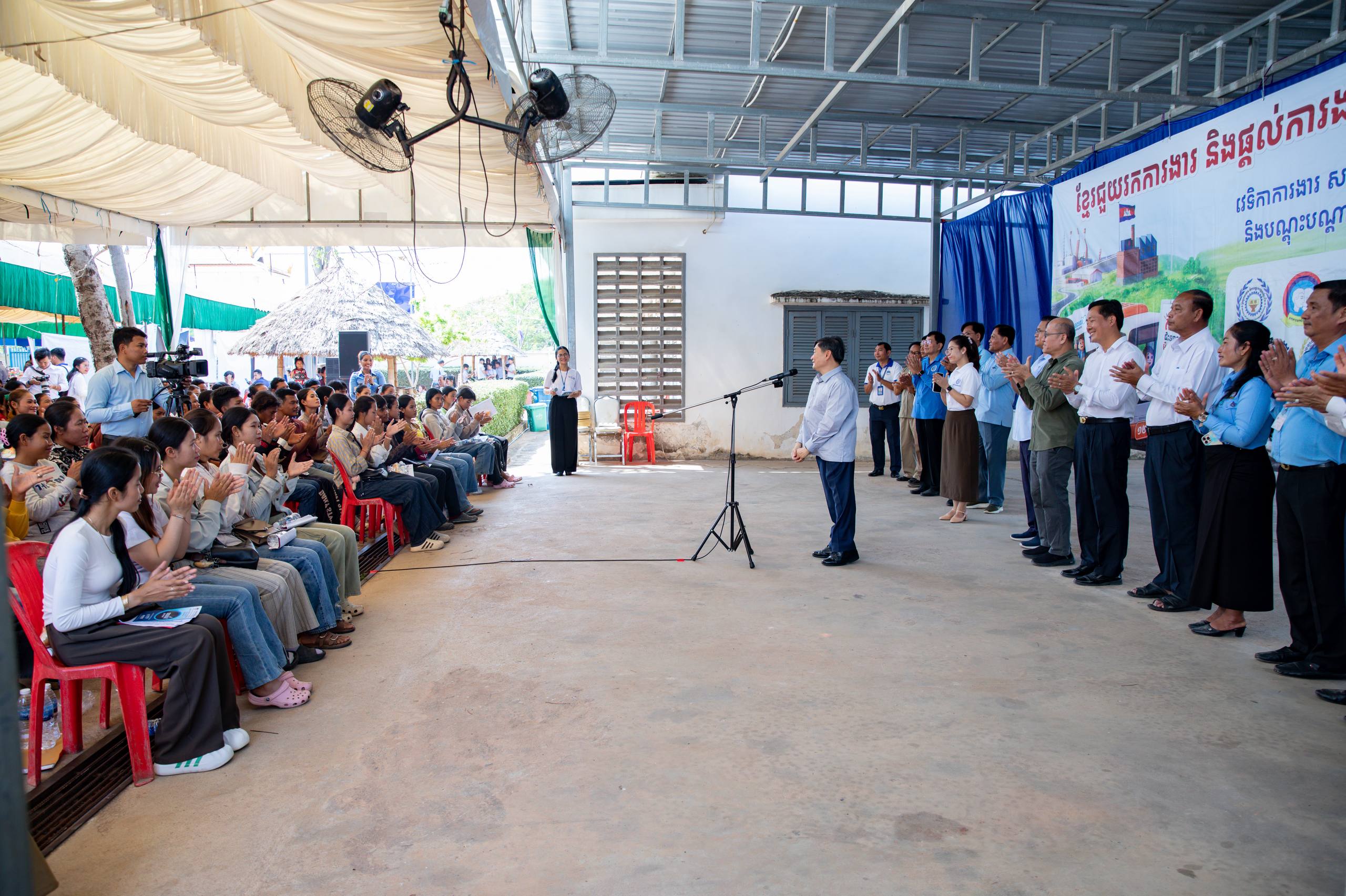 ពលករខ្មែរជាង៤៣ម៉ឺននាក់កំពុងធ្វើការនៅក្រៅប្រទេស