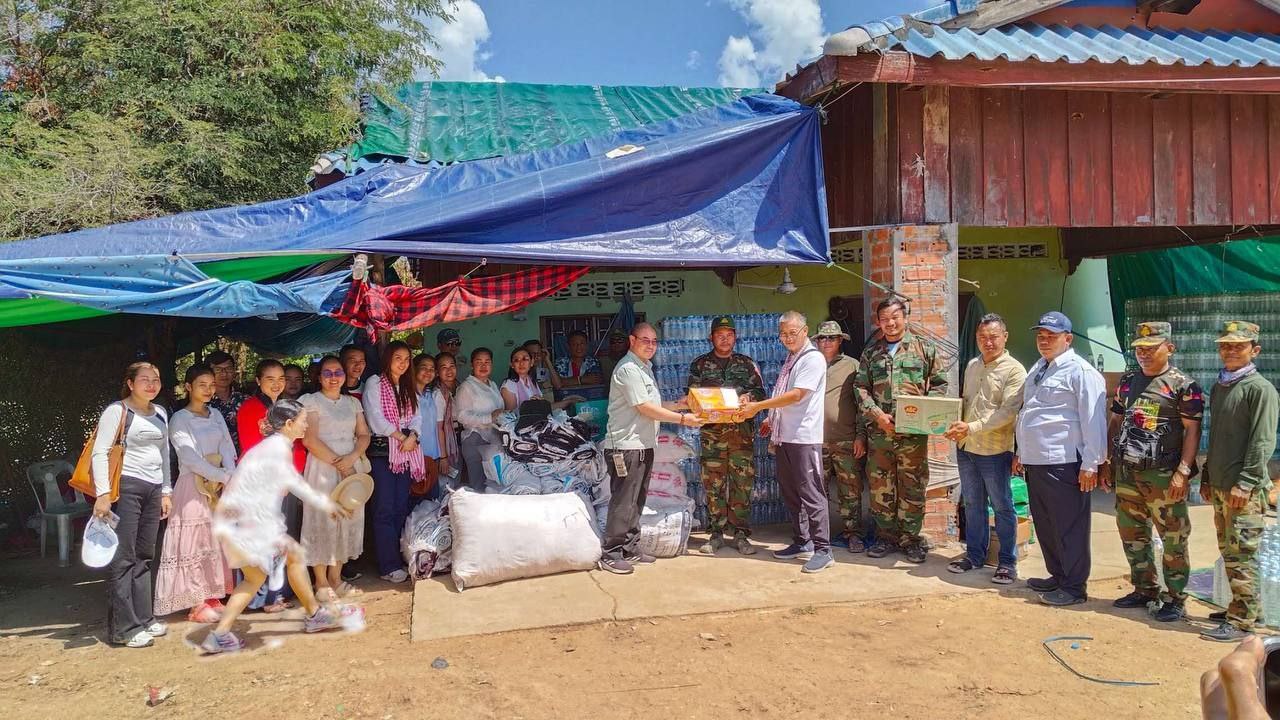 សប្បុរសជនវិស័យឯកជននាំយកស្បៀង និងសម្ភារៈមួយចំនួនប្រគល់ជូនវីរកងទ័ពជួរមុខ