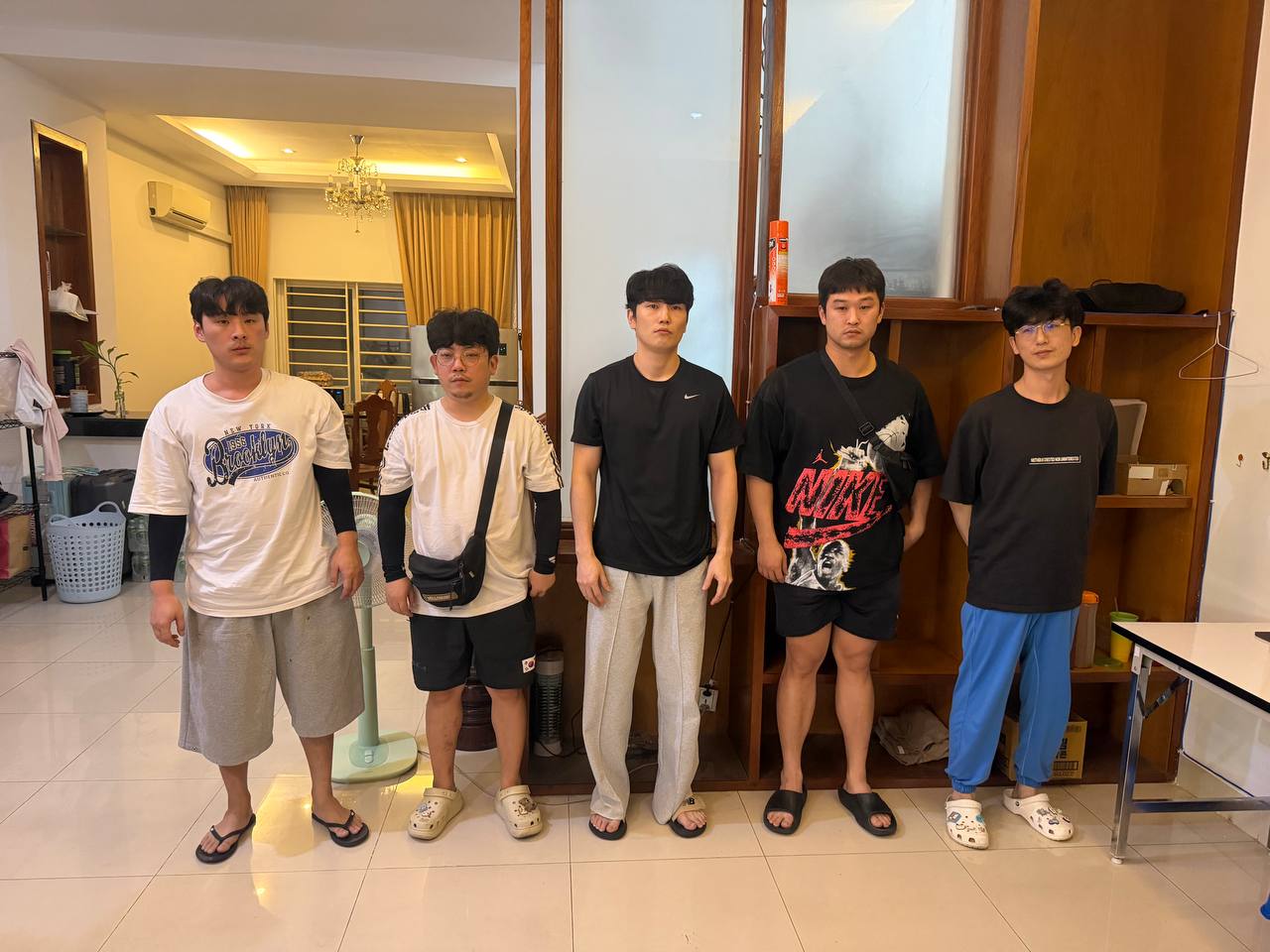 សមត្ថកិច្ចចម្រុះរាជធានីភ្នំពេញ ឃាត់ខ្លួនជនជាតិកូរ៉េខាងត្បូង១០នាក់ ក្រោមបទសង្ស័យបទល្មើស ឆបោកតាមបច្ចេកវិទ្យា