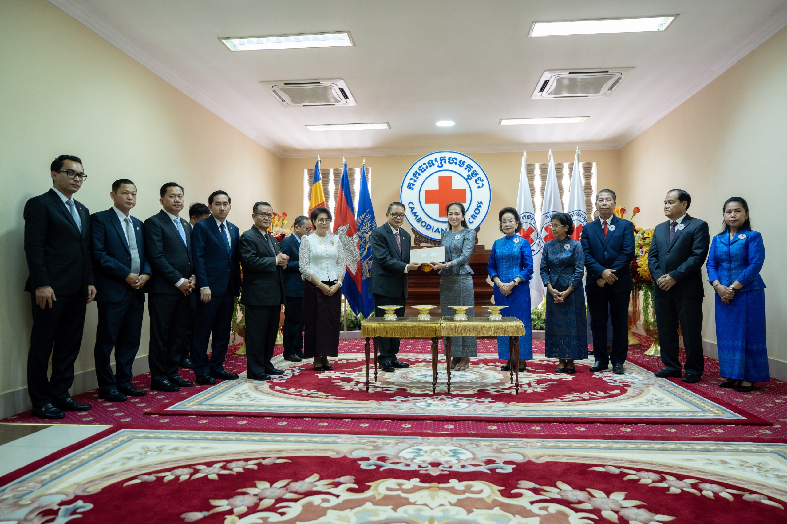 ព្រះមហាក្សត្ស និងសម្ដេចព្រះមហាក្សត្រី សព្វព្រះរាជហឫទ័យប្រោសព្រះរាជទានព្រះរាជទ្រព្យ ១០ម៉ឺនដុល្លារអាម៉េរិក ជូនកាកបាទក្រហមកម្ពុជា