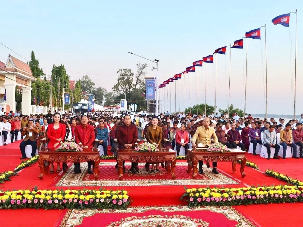 ព្រឹត្តិការណ៍បុណ្យទន្លេលើកទី១០នៅខេត្តក្រចេះ ទាក់ទាញទេសចរជាង៣១ម៉ឺននាក់