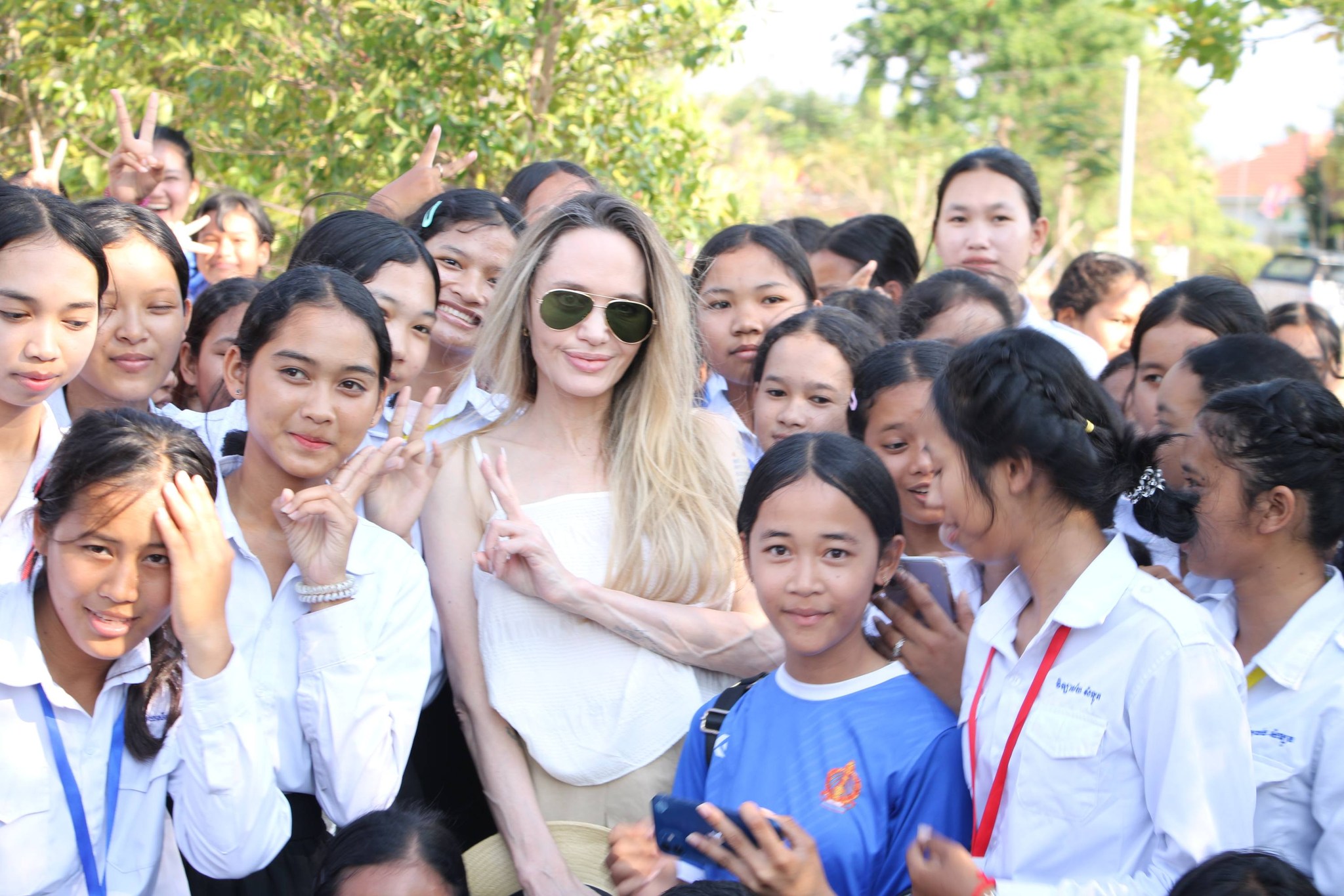 តារាសម្ដែងលោកស្រី អេនជេលីណា ចូលី គ្រោងសាងសង់បណ្ណាល័យឌីជីថលបន្ថែមនៅវិទ្យាល័យសំឡូត