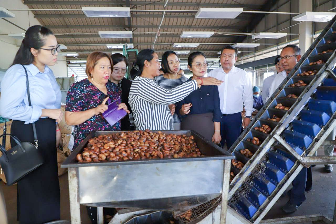 នាយករដ្ឋមន្រ្តីជំរុញការប្រើប្រាស់ផលិតផលក្នុងស្រុក ស្របពេលពិព័រណ៍ផលិតផលខ្មែរជិតចាប់ផ្តើម