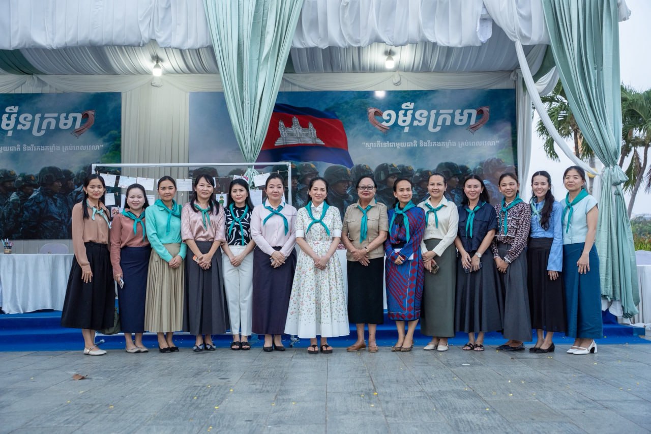 វីរកងទ័ពជួរមុខ វី រស្មី ទទួលបានសំបុត្រពីលោកជំទាវបណ្ឌិត ពេជ ចន្ទមុន្នី ដែលជាសារដ៏មានអត្ថន័យ នឹករឭក និងពាក្យពេចន៍ជូនពរដល់កងទ័ពជួរមុខ