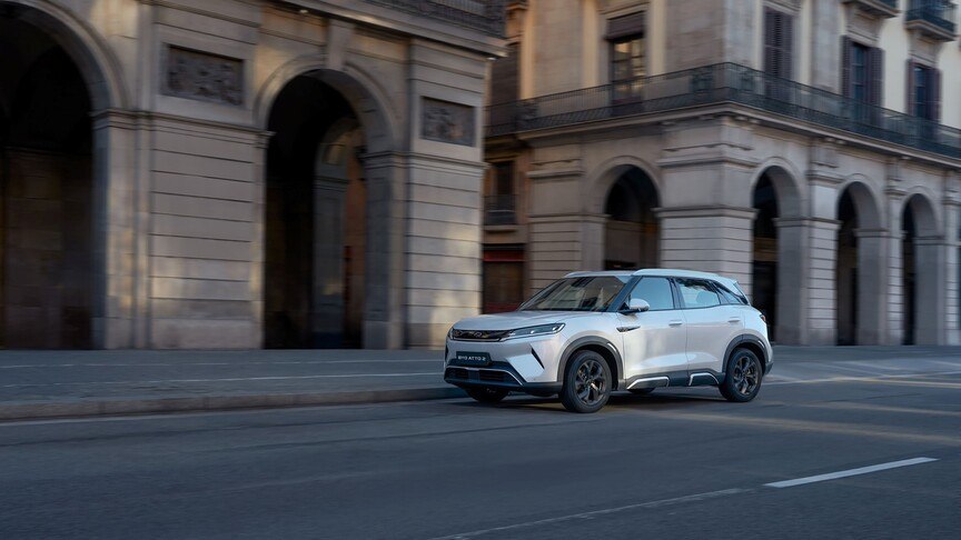 ការនាំចេញឡានអគ្គិសនី ចិន កើនឡើង ១៤០ ភាគរយ ចំពេលប្រេងឡើងថ្លៃ