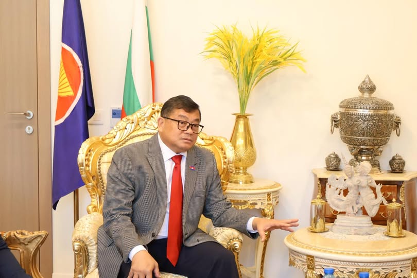 ឯកអគ្គរាជទូតកម្ពុជាប្រចាំប៊ុលហ្ការី ហៅការផ្សាយរបស់ The Wall Street Journal ដែលបានប្រើពាក្យ “Scambodia” គឺផ្ទុយពីវិជ្ជាជីវៈសារព័ត៌មាន ខ្វះតុល្យភាព និងការវិភាគបែបទទួលសំណូកពីប្រទេសណាមួយឬជនណាមួយ