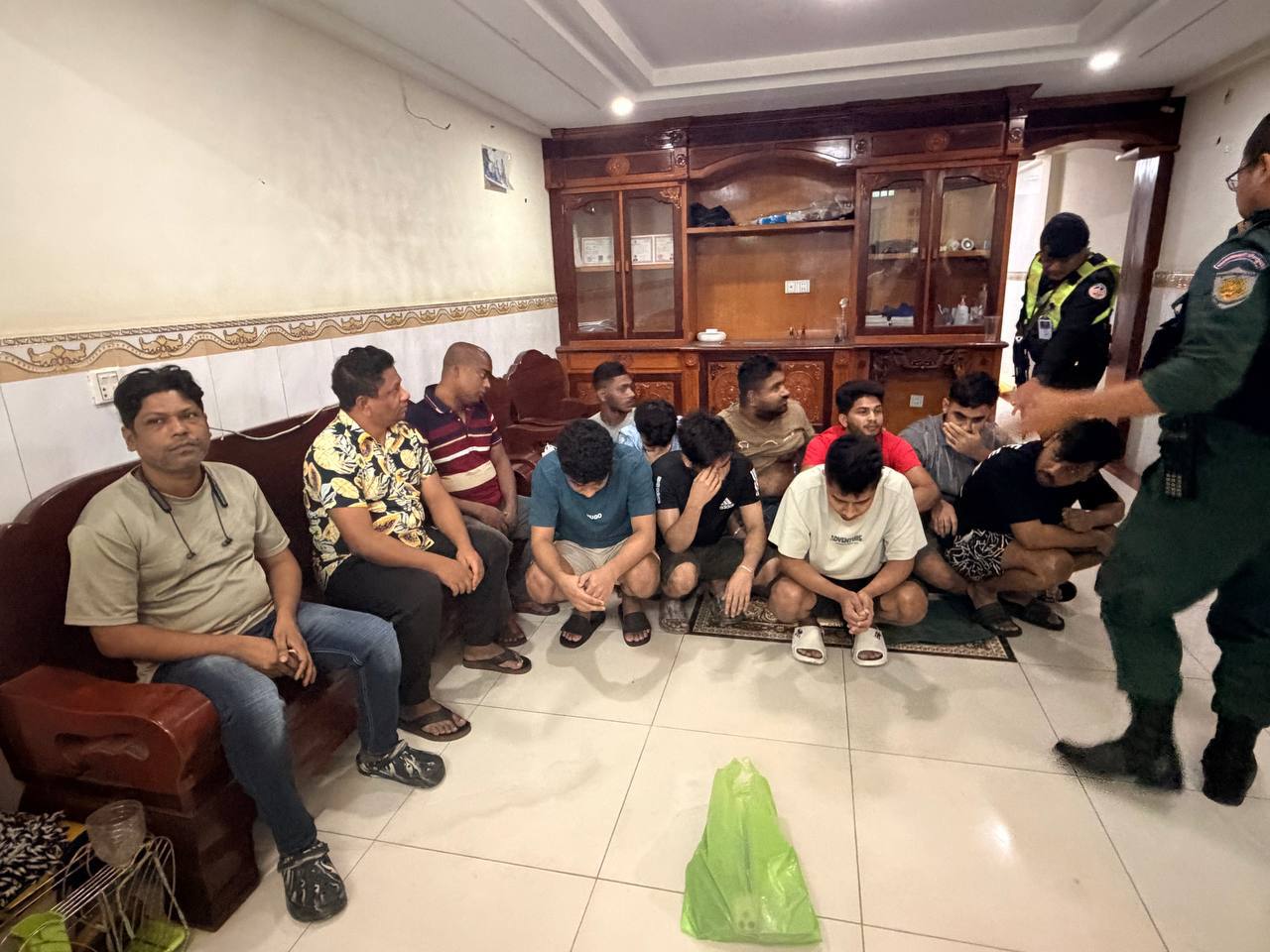 បង្ក្រាបទីតាំងឆបោកតាមប្រព័ន្ធបច្ចេកវិទ្យា ក្នុងបុរីជារី សង្កាត់ចោមចៅ២ ឃាត់ខ្លួនជនជាតិបង់ក្លាដែស ១២នាក់