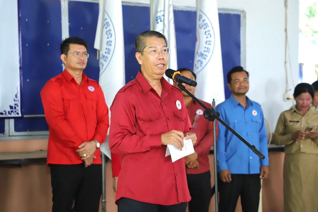 អំណោយសប្បុរសជនតាមរយៈកាកបាទក្រហមកម្ពុជាក្នុងឱកាសទិវា ៨ឧសភាត្រូវបានផ្តល់ជូន ប្រជាពលរដ្ឋងាយរង​​គ្រោះ​បំផុត ៥៣២គ្រួសារ រស់នៅក្នុងស្រុកសំរោងទង