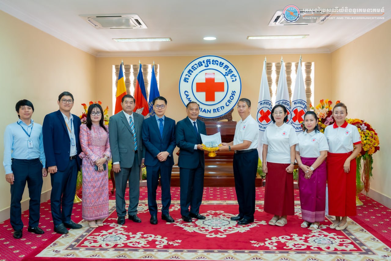 ឯកឧត្តមរដ្ឋមន្ត្រី ជា វ៉ាន់ដេត និងលោកជំទាវ សុខ លី ព្រមទាំងថ្នាក់ដឹកនាំ និងមន្ដ្រីរាជការ នៃក្រសួងប្រៃសណីយ៍និងទូរគមនាគមន៍ បរិច្ចាគថវិកា ៥ម៉ឺនដុល្លារ ក្នុងឱកាសខួបលើកទី១៦៣ ទិវាពិភពលោកកាកបាទក្រហម និងអឌ្ឍចន្ទក្រហម ៨ ឧសភា ឆ្នាំ២០២៦