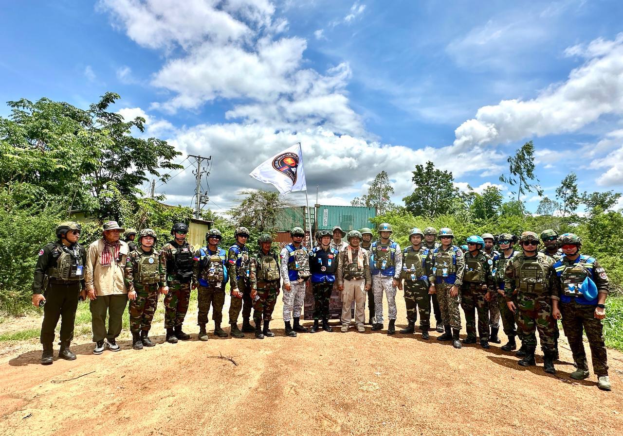 ក្រុមអ្នកសង្កេតការណ៍អាស៊ានចុះសង្កេតការណ៍អំពីស្ថានភាពព្រំដែននៅតំបន់ភូមិជោគជ័យ ឃុំអូរបីជាន់ ស្រុកអូរជ្រៅ ដែលជាទីតាំងត្រូវបានទទួលរងការវាយប្រហារ រាយបន្លាលួស និងដាក់ពង្រាយទូកុងតឺន័រកាន់កាប់ដោយខុសច្បាប់របស់យោធាថៃ