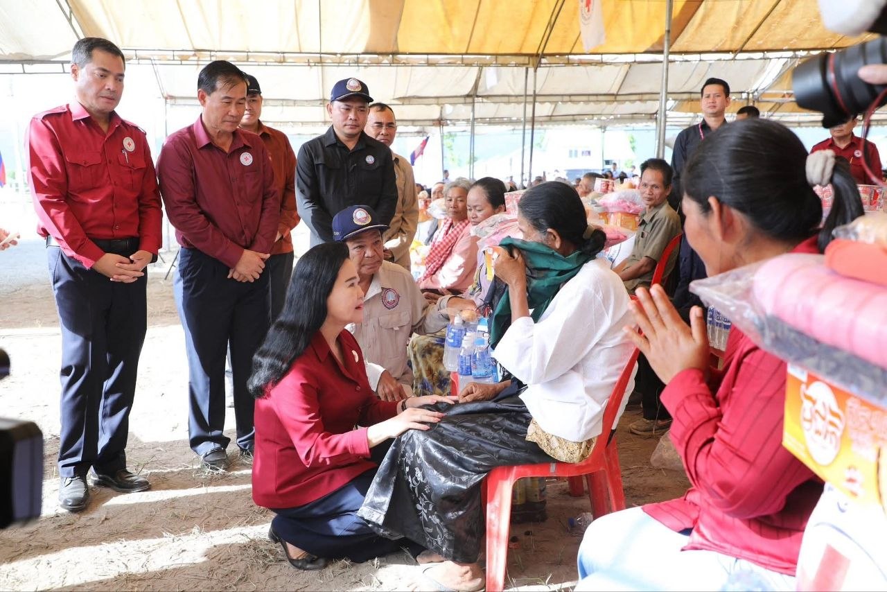 សម្តេចកិត្តិព្រឹទ្ធបណ្ឌិត ប៊ុន រ៉ានី ហ៊ុនសែន អញ្ជើញសួរសុខទុក្ខ និងជូនអំណោយដល់អតីតយុទ្ធជន និងនិវត្តជន និង ប្រគល់ផ្ទះបន្ថែម,អណ្តូង នៅភូមិប៊ុនរ៉ានីសែនជ័យដំណាក់ទ្រយឹង