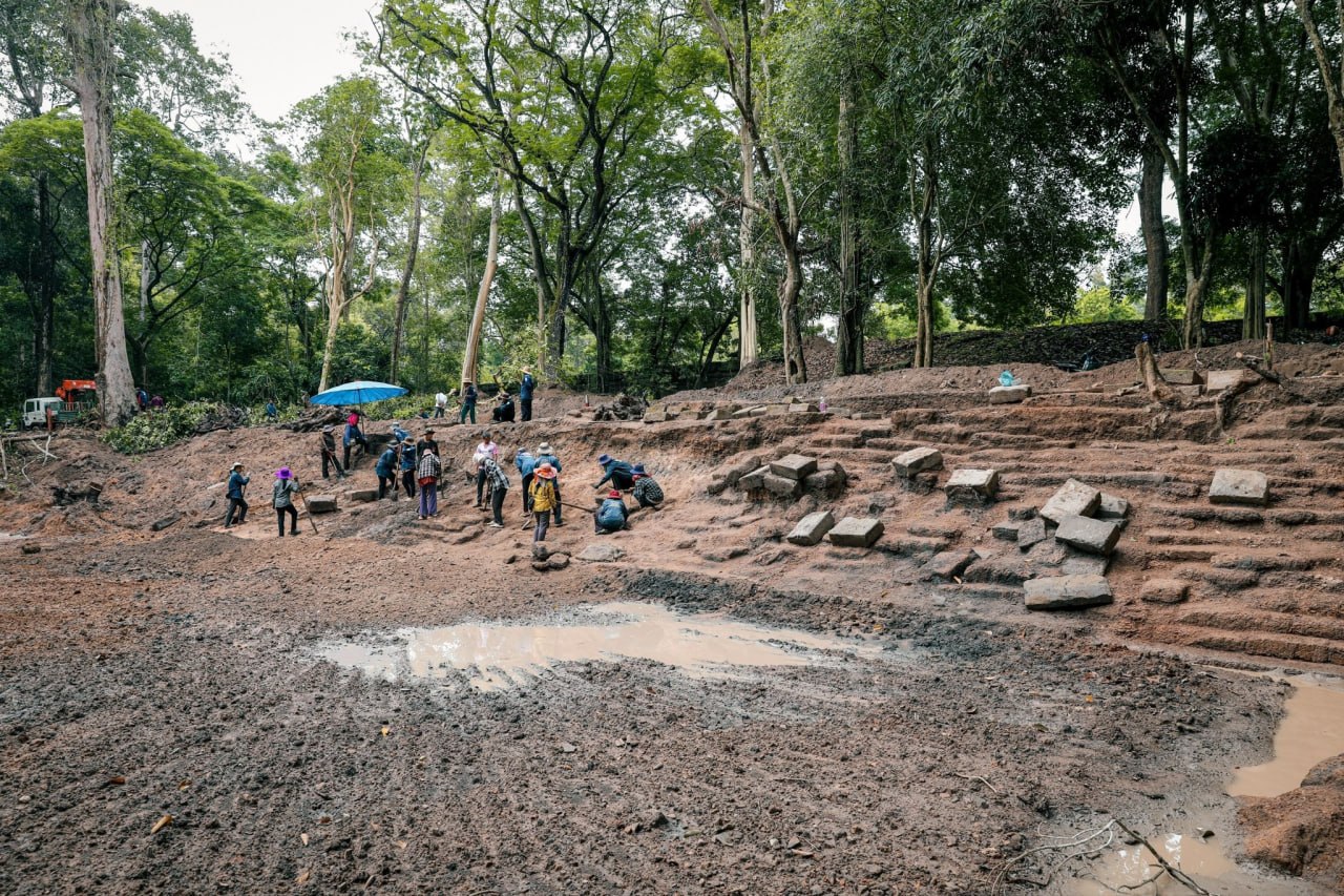 លទ្ធផលបឋមនៃកំណាយស្រាវជ្រាវបុរាណវិទ្យាស្រះបុរាណនៅខាងជើងក្រៅកំពែងព្រះបរមរាជវាំងក្រុងអង្គរធំ