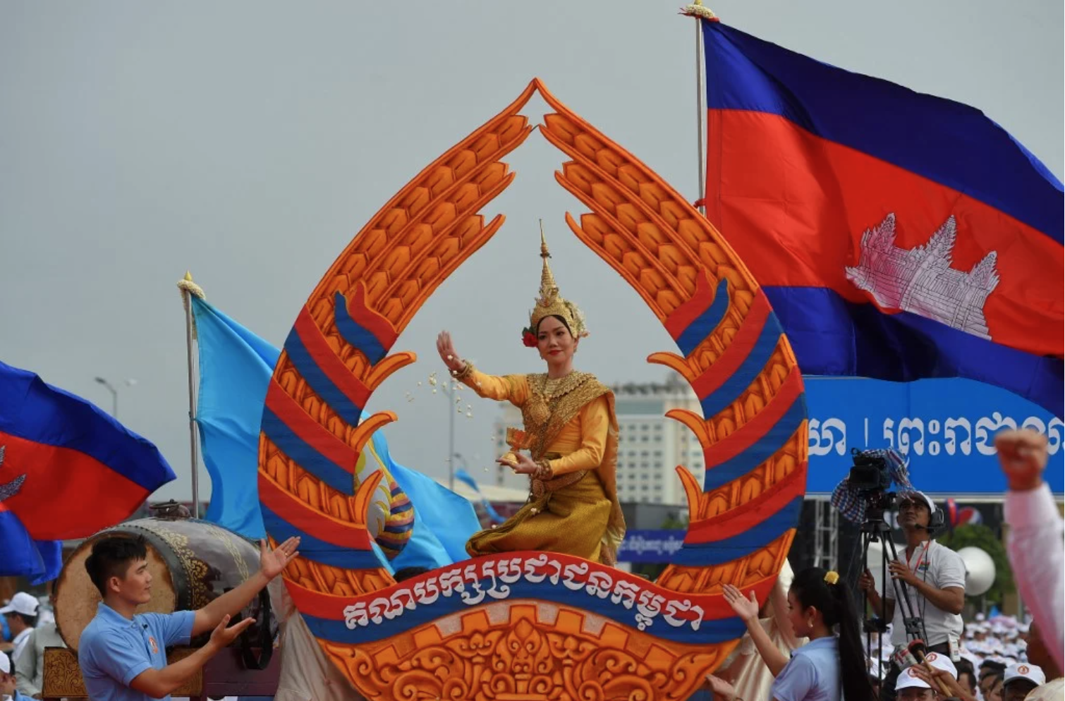 សម្តេចតេជោ៖ ក្នុងកាលៈទេសៈប្រទេសជាតិត្រូវធ្លាក់ក្នុងគ្រោះប្រល័យពូជសាសន៍ គណបក្សប្រជាជនបានដឹកនាំប្រជាជនក្រោកឈរតស៊ូប្រយុទ្ធផ្ដួលរំលំរបបដ៏យង់ឃ្នងនេះ រហូតទទួលបានជ័យជម្នះជាប្រវត្តិសាស្ត្រនៅថ្ងៃ៧មករា ឆ្នាំ១៩៧៩