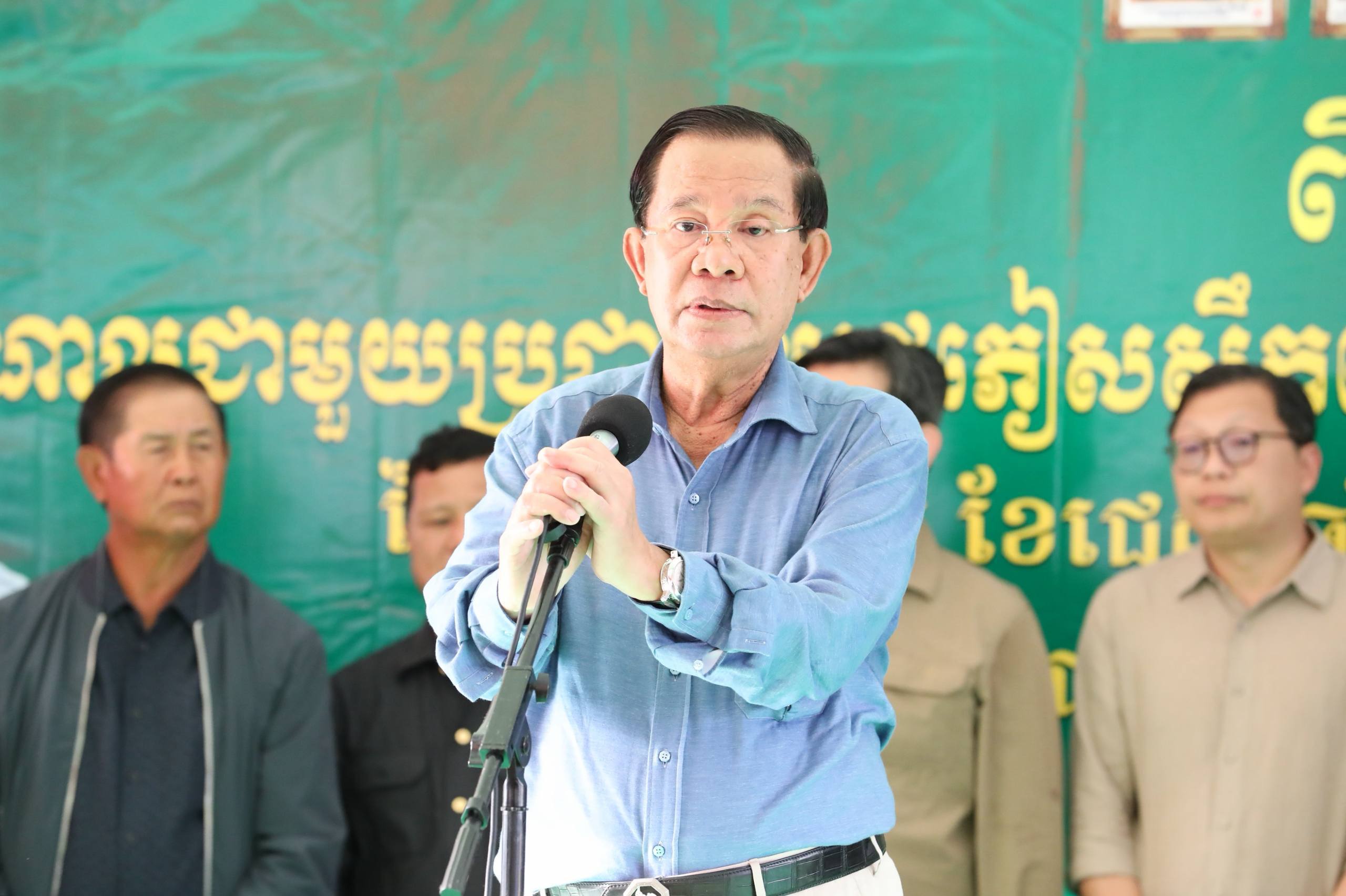សម្តេចតេជោ ហ៊ុន សែន សុំទោសពលរដ្ឋចំពោះការមិនបានត្រៀមសព្វាវុធគ្រប់គ្រាន់ ដោយសារផ្តល់អាទិភាពដល់ការអភិវឌ្ឍសង្គម