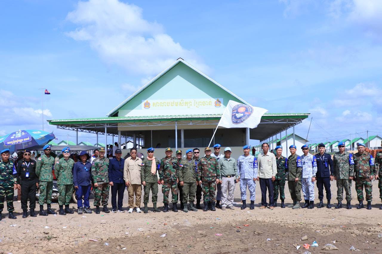 ក្រុមអ្នកសង្កេតការណ៍អាស៊ានចុះសង្កេតការណ៍ ផ្ទៀងផ្ទាត់ និងចុះសួរសុខទុក្ខដល់ជនភៀសសឹក ភូមិរង់ចាំ ឃុំស្លក្រាម ស្រុកស្វាយចេក