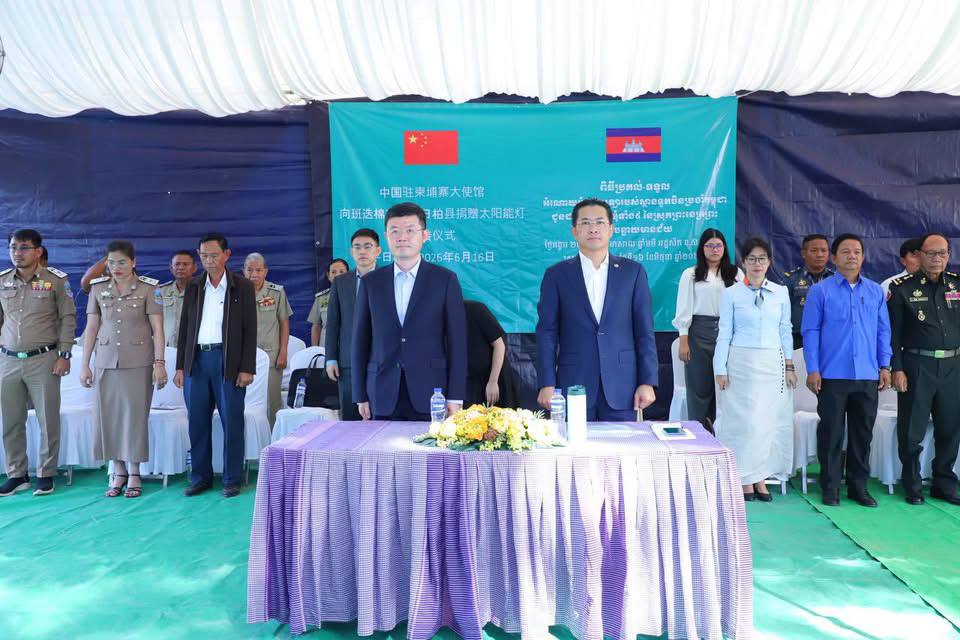 ស្ថានទូតចិនផ្តល់អំណោយអំពូលសូឡាចំនួន ១ ១៥២អំពូល ដល់រដ្ឋ​បាល​ឃុំទាំង៩ នៃស្រុកព្រះនេត្រព្រះ ខេត្តបន្ទាយមានជ័យ