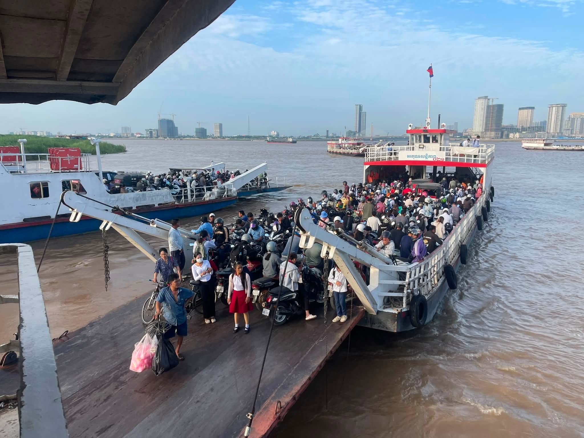 អាជ្ញាធរអំពាវនាវឱ្យបង្កើនការប្រុងប្រយ័ត្ន ក្រោយនាវាចម្លងប៉ះទង្គិចជាមួយនាវាដឹកខ្សាច់