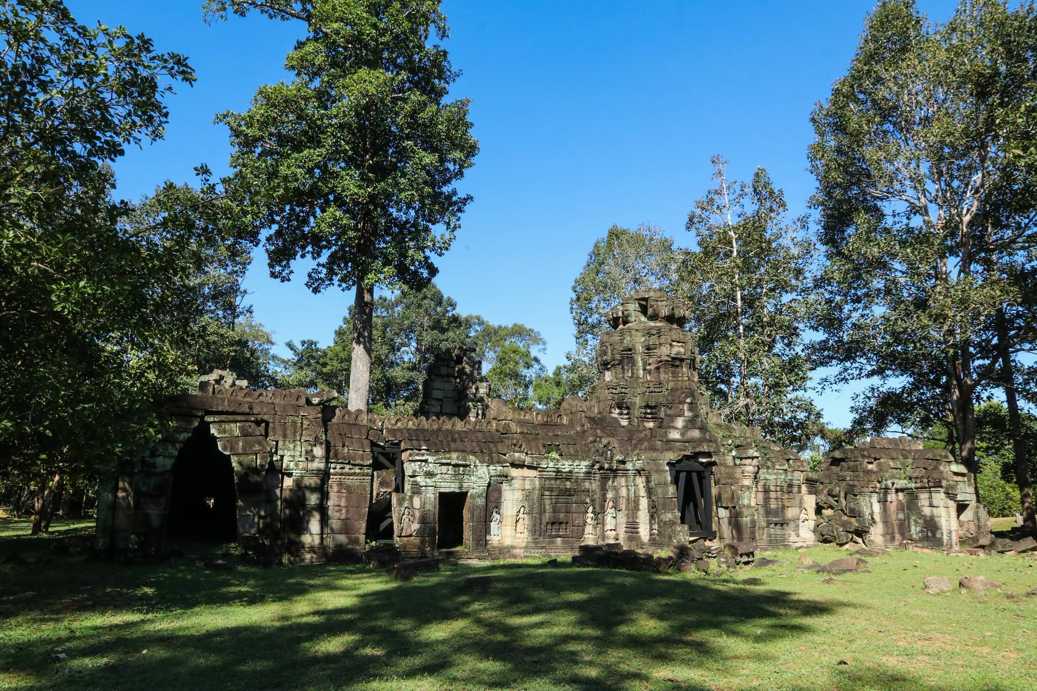 ផ្ទាំងសិលាចារឹកអាយុកាលជិត ១,០០០ ឆ្នាំ កំពុងលាក់ខ្លួនក្នុងប្រាសាទបន្ទាយប្រី