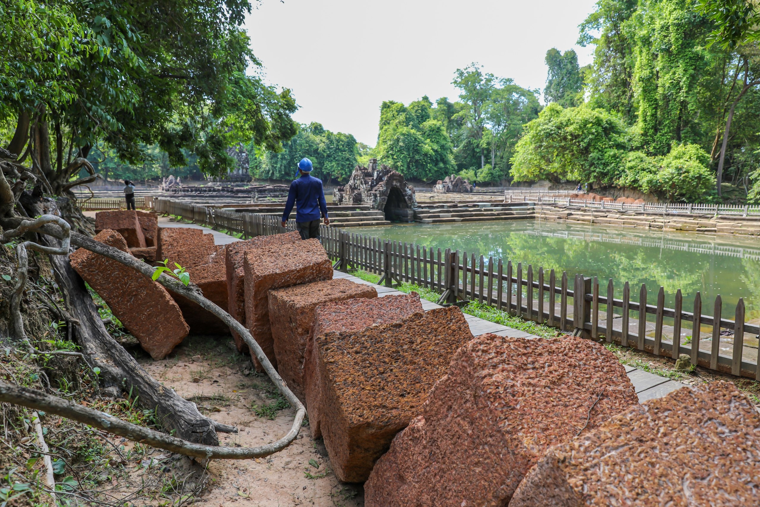 ការជួសជុលកាំជណ្ដើរប្រាសាទនាគព័ន្ធ ដោយប្រើថ្មបាយក្រៀមបុរាណ